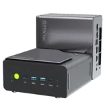 En produktbild som visar två identiska kompakta minidatorer på en svart bakgrund. En enhet sitter horisontellt i förgrunden och visar sin frontpanel med en grön strömknapp, tre USB-A-portar, en typ-C-port och ett hörlursuttag. Den andra enheten är placerad vertikalt direkt bakom den och visar upp sin eleganta grå sidopanel med "GMKtec"-logotypen och en vy över de bakre I/O-anslutningsportarna.