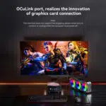 En reklamfilm för en speluppsättning som framhäver minidatorns OCuLink-portkapacitet. En böjd datorskärm visar en livfull actionsekvens från ett videospel. På skrivbordet nedanför är den kompakta minidatorn ansluten direkt till ett stort, externt grafikkort för stationära datorer med tre RGB-kylfläktar som visar en extern GPU-anslutning. Ett tangentbord och en mus för spel är prydligt placerade i förgrunden.