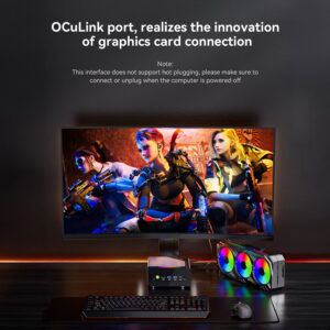 Pubblicità di una configurazione di gioco che mette in risalto la capacità della porta OCuLink del mini PC. Un monitor curvo visualizza una scena di videogioco d'azione. Sulla scrivania sottostante, il mini PC compatto è collegato direttamente a una scheda grafica desktop esterna di grandi dimensioni, dotata di tre ventole di raffreddamento RGB luminose, a dimostrazione del collegamento di una GPU esterna. Una tastiera e un mouse da gioco sono disposti ordinatamente in primo piano.
