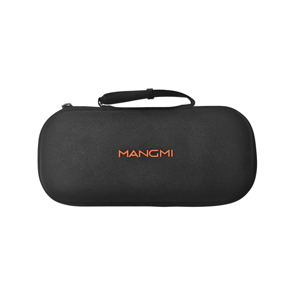 Geschlossene Außenansicht der MANGMI Pocket Max Tragetasche auf schwarzem Hintergrund, die das Hartschalendesign, die strukturierte schwarze Kohlefaseroberfläche, den oberen Trageriemen und das MANGMI"-Logo in leuchtendem Orange in der Mitte zeigt.