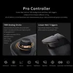 Aspectul conținutului pachetului de produse intitulat "What's in the Box" pentru pachetul de console Mangmi Pocket Max. Partea de sus prezintă unitatea portabilă neagră mată cu un ecran iluminat, în timp ce spațiul curat de jos afișează un cablu de încărcare USB Type-C alb spiralat în stânga și o broșură minimalistă neagră a manualului de utilizare în dreapta.