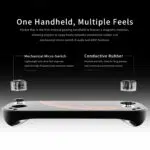 Un grafic cu mai multe panouri care prezintă diversele cazuri de utilizare și construcția structurală a modelului Mangmi Pocket Max. Fotografiile separate arată jucători care țin în mână diferite variante de culoare ale consolei pentru a juca jocuri PC transmise prin streaming, titluri retro emulate și jocuri Android native pentru mobil. Panourile inferioare prezintă caracteristicile fizice: un ecran fără margini, un profil lateral care evidențiază mânerele ergonomice curbate și ventilatorul de admisie din spate argintiu.