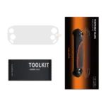 Kirkas, täysin peittävä näytönsuoja, jossa on mukautetut leikkaukset mustan MANGMI Pocket Max -käsikonsolin päällä.